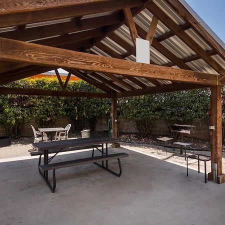 Americas Best Value Inn Buda Bagian luar foto