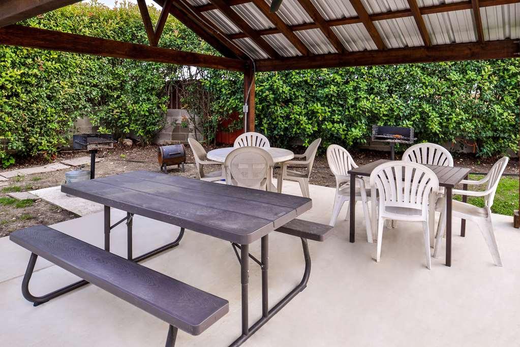Americas Best Value Inn Buda Bagian luar foto
