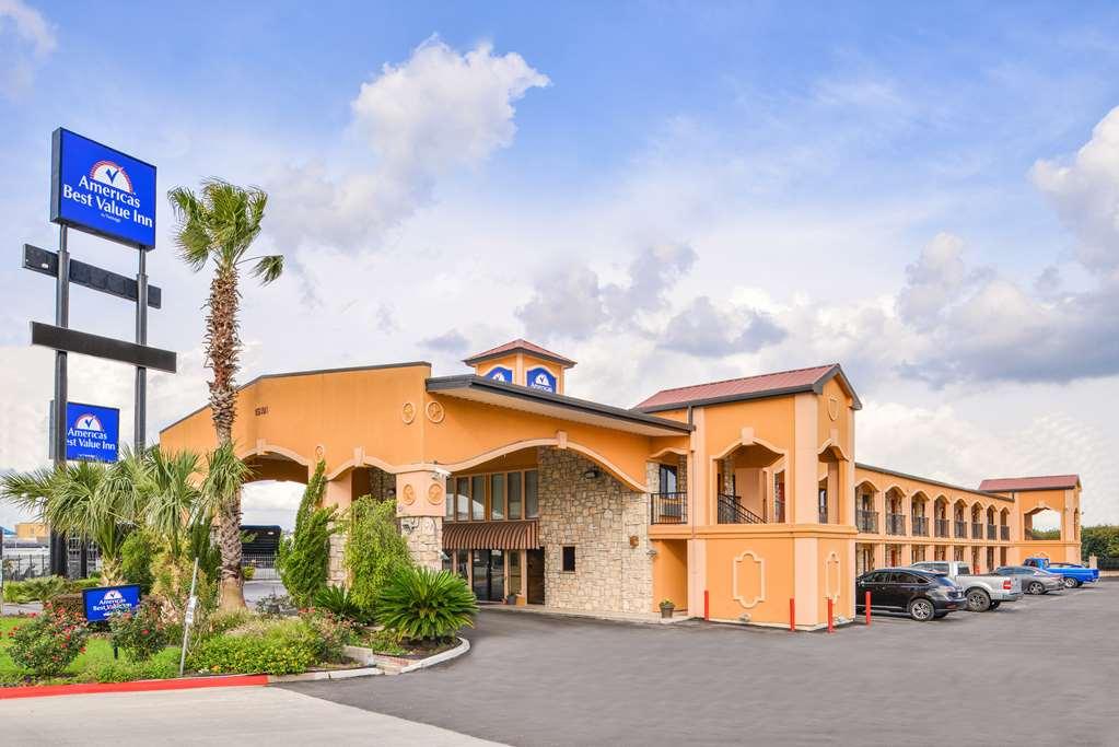 Americas Best Value Inn Buda Bagian luar foto