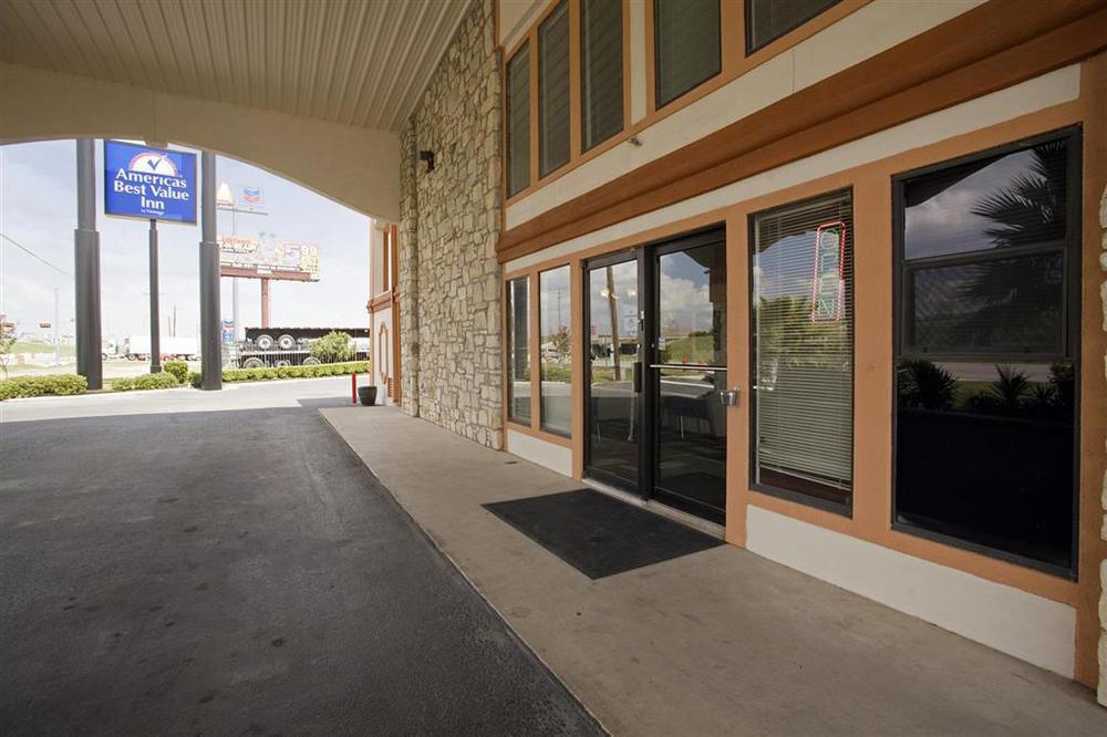 Americas Best Value Inn Buda Bagian luar foto