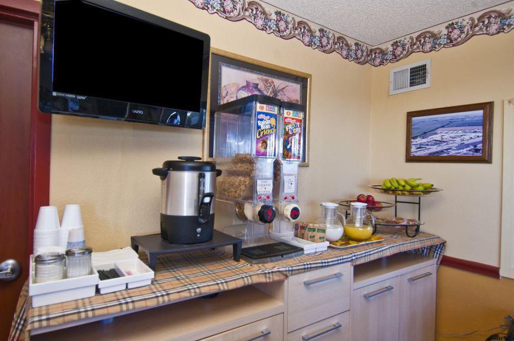 Americas Best Value Inn Buda Restoran foto