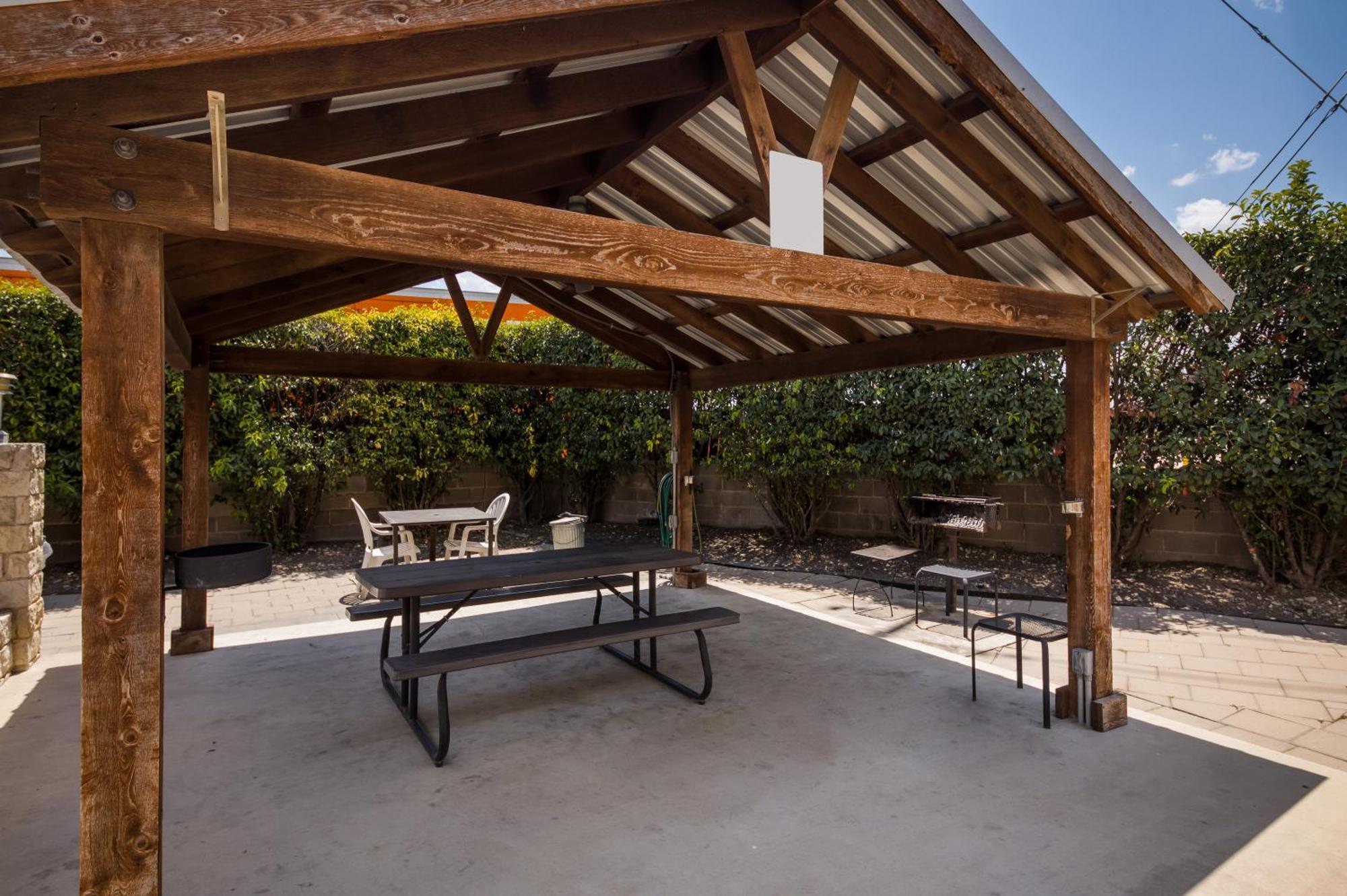 Americas Best Value Inn Buda Bagian luar foto