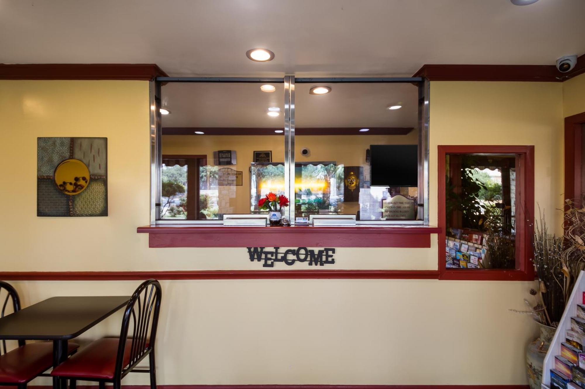 Americas Best Value Inn Buda Bagian luar foto