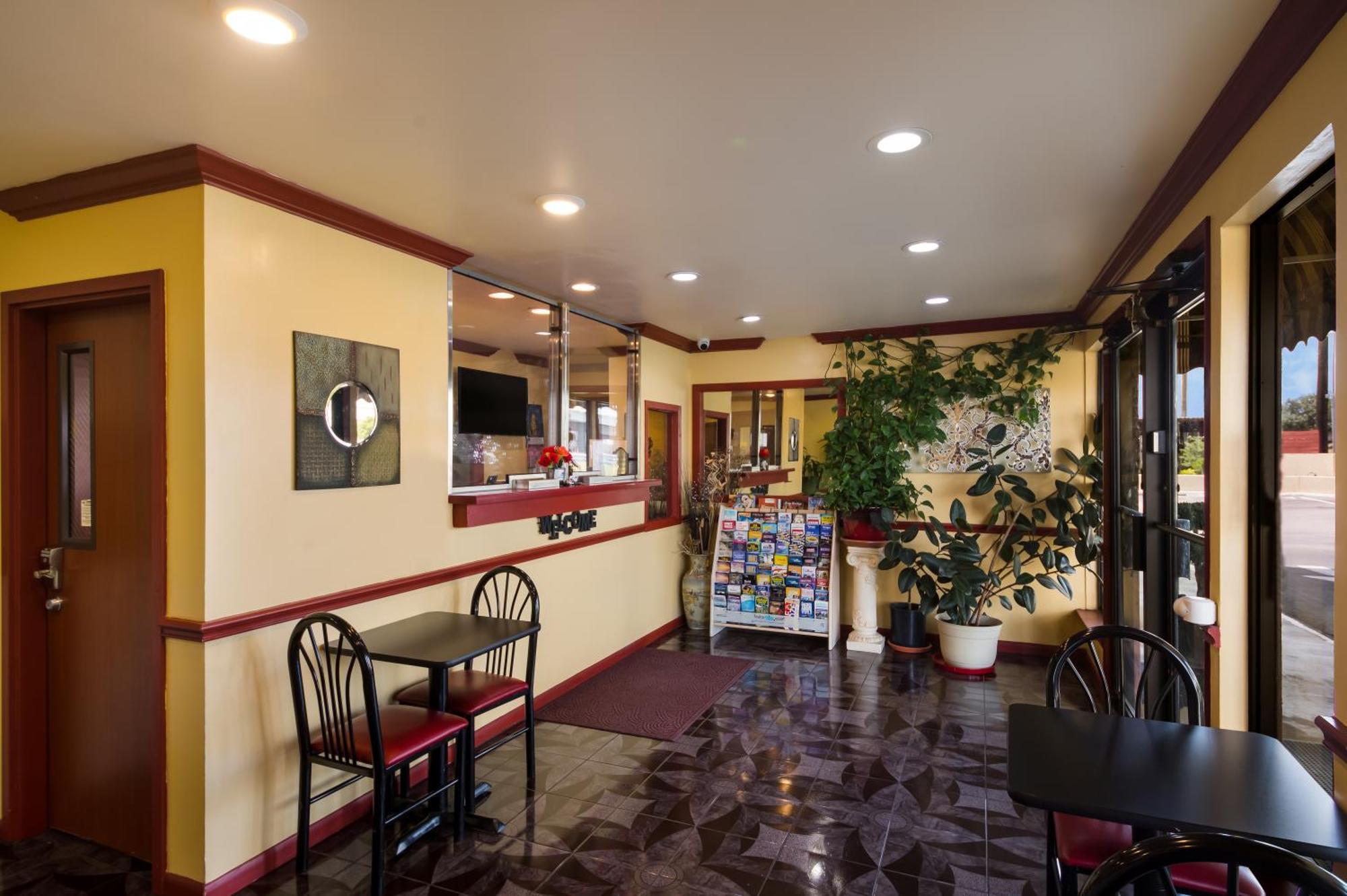 Americas Best Value Inn Buda Bagian luar foto