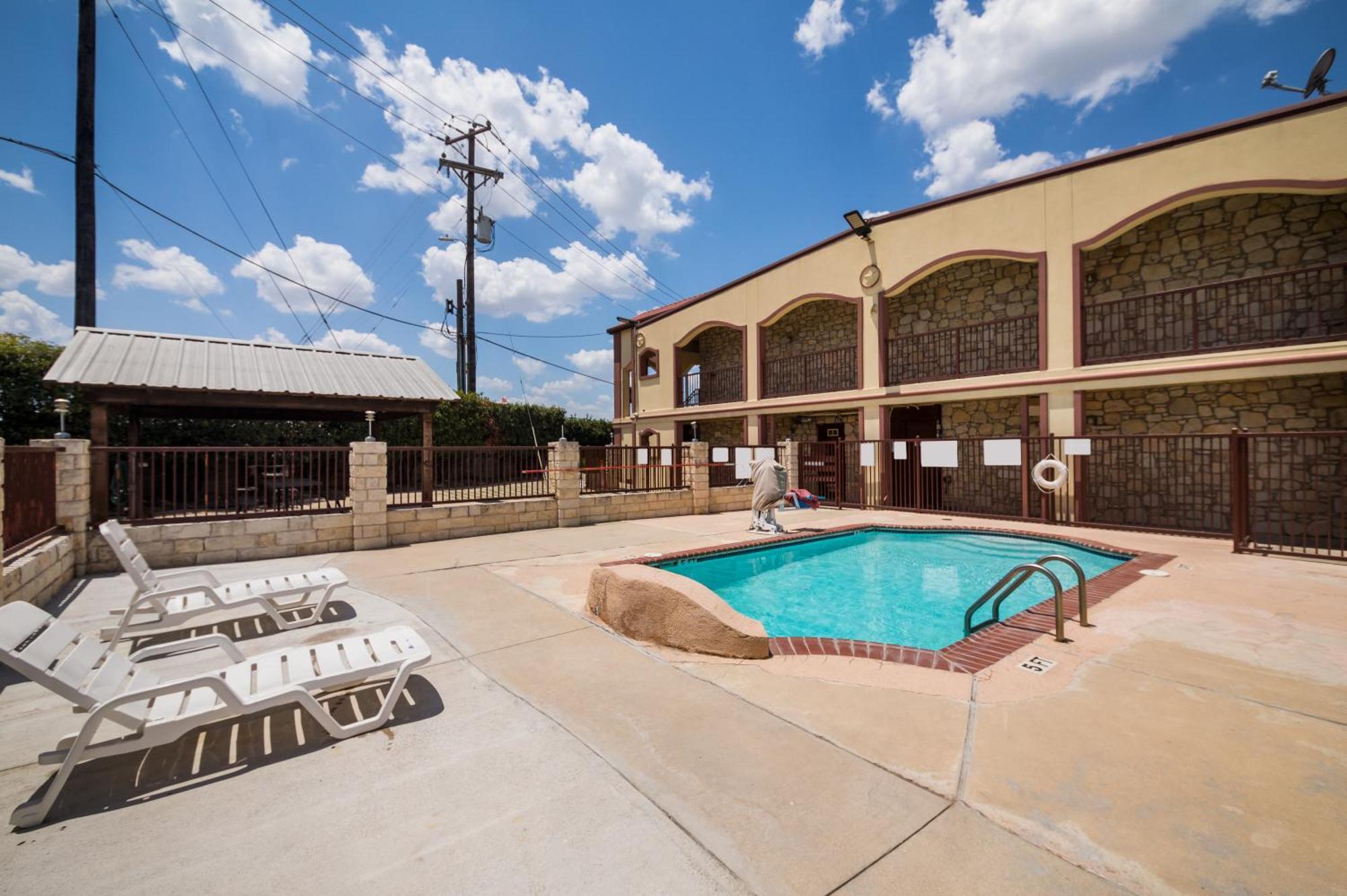 Americas Best Value Inn Buda Bagian luar foto