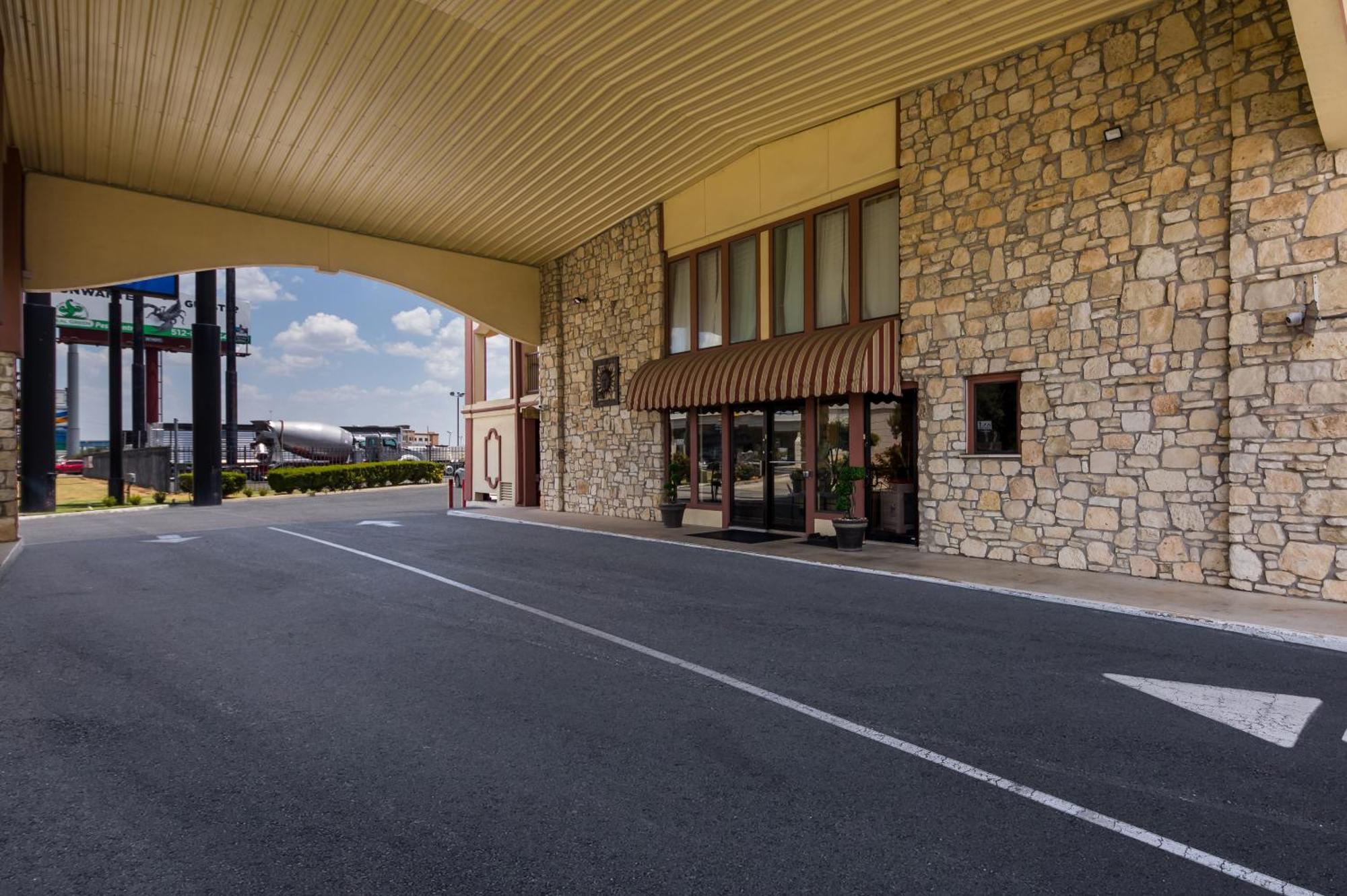 Americas Best Value Inn Buda Bagian luar foto