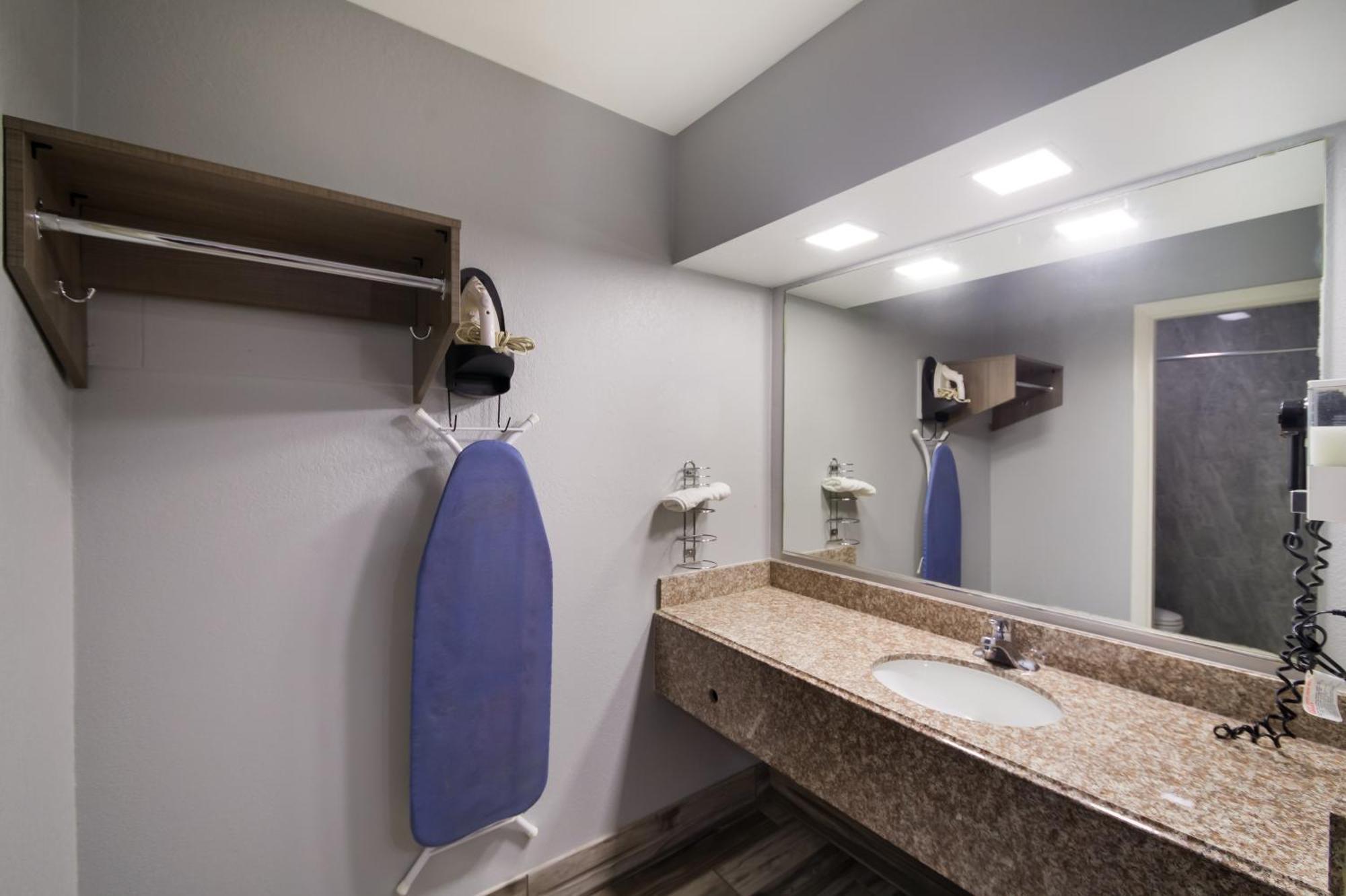 Americas Best Value Inn Buda Bagian luar foto