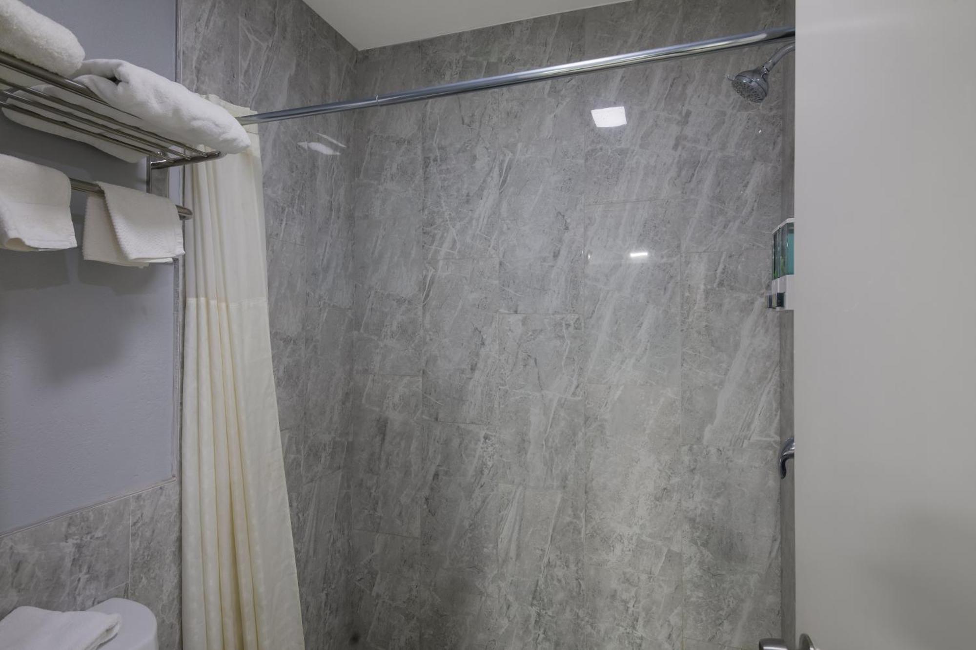 Americas Best Value Inn Buda Bagian luar foto