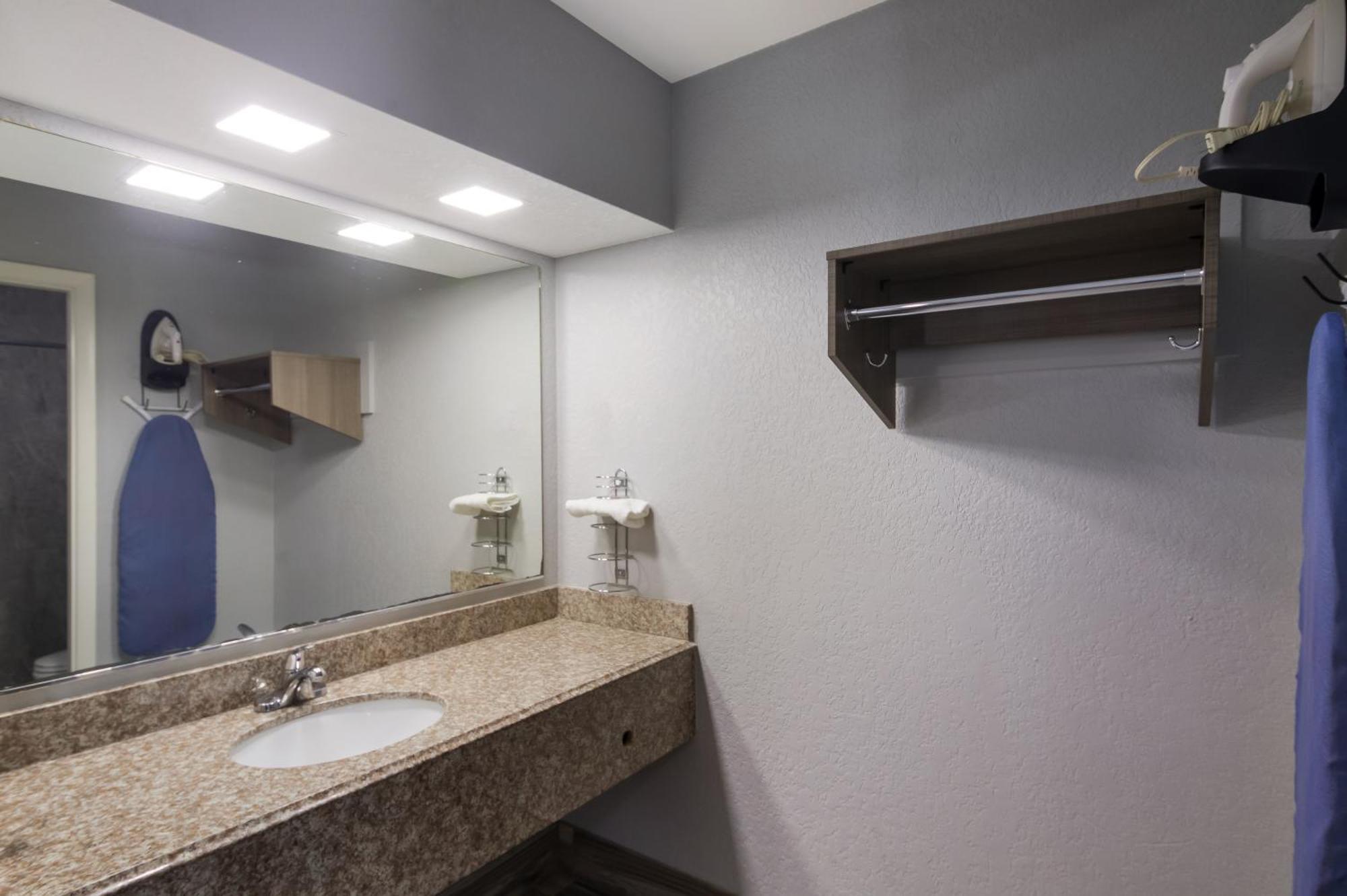 Americas Best Value Inn Buda Bagian luar foto