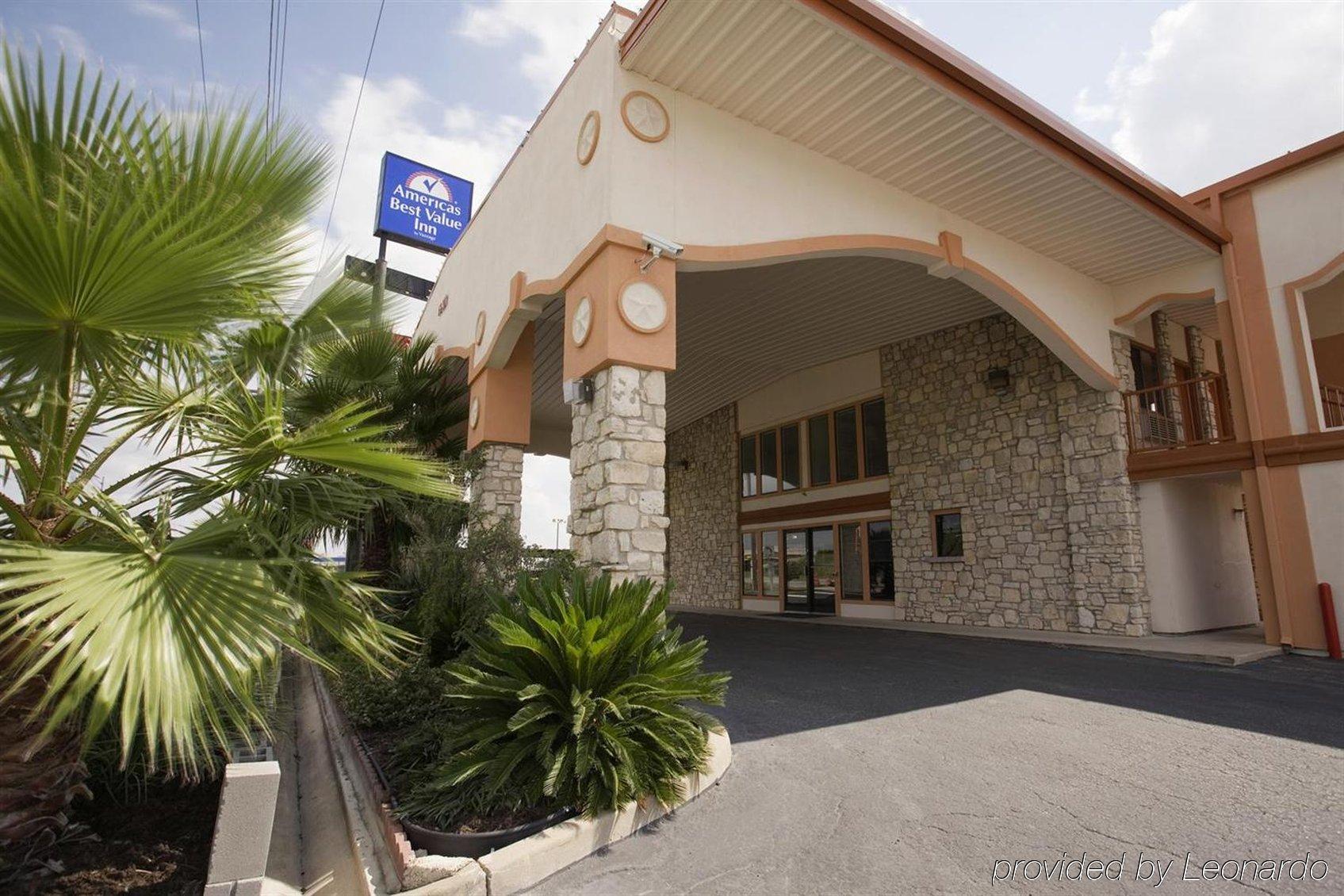 Americas Best Value Inn Buda Bagian luar foto