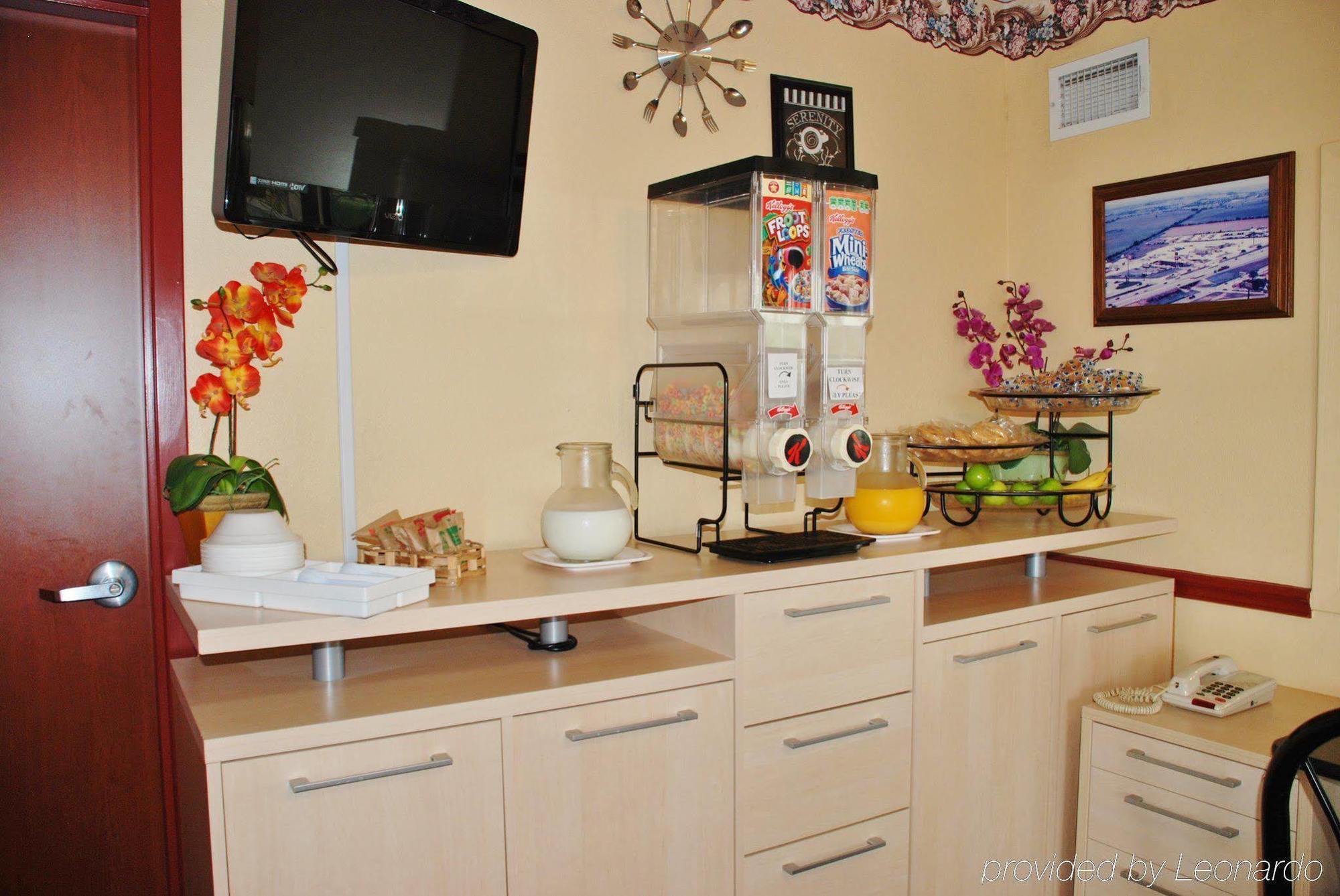 Americas Best Value Inn Buda Bagian luar foto