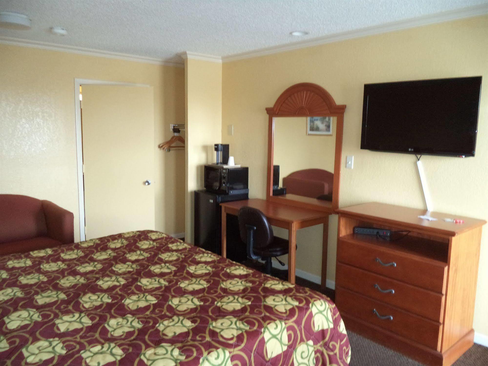 Americas Best Value Inn Buda Bagian luar foto
