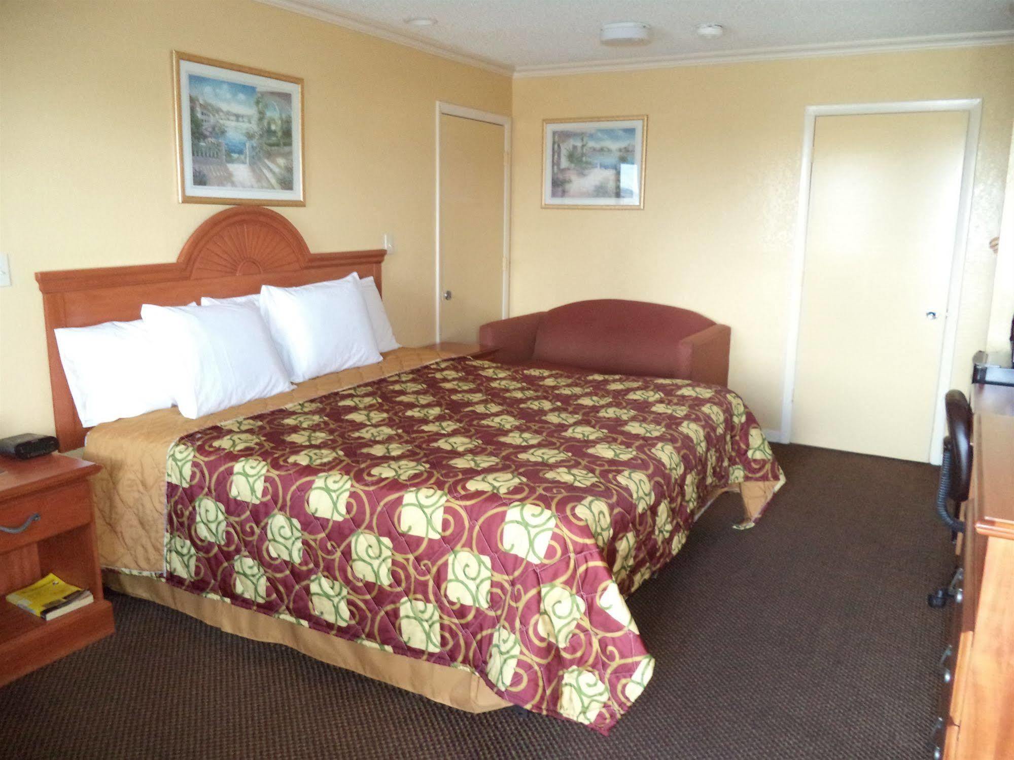 Americas Best Value Inn Buda Bagian luar foto