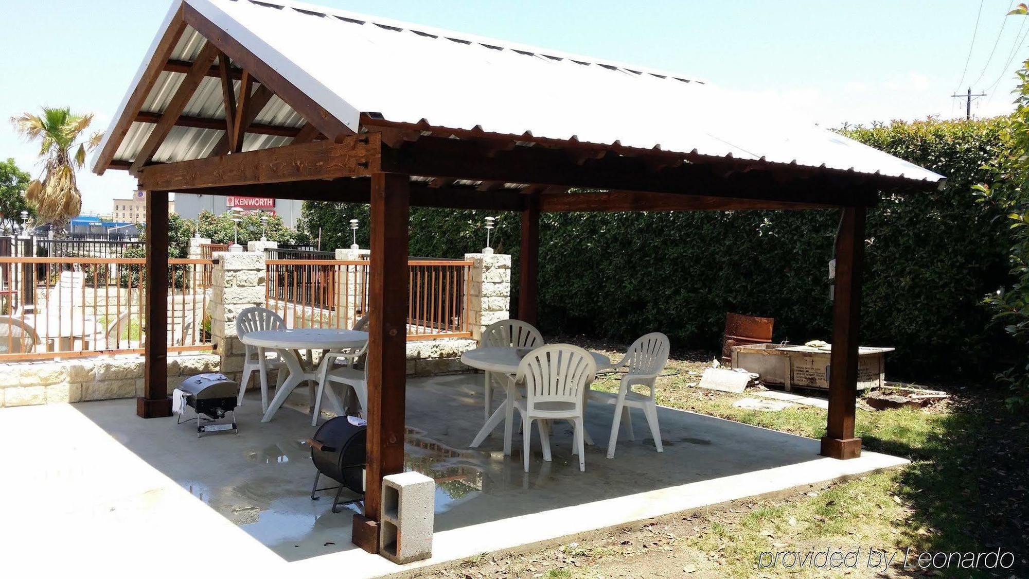 Americas Best Value Inn Buda Bagian luar foto